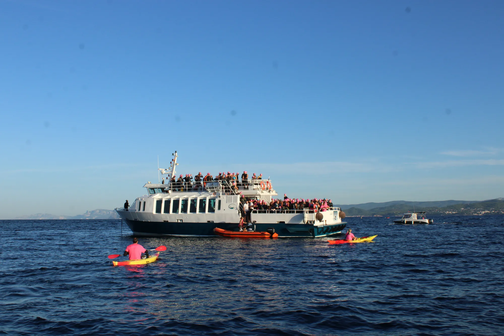 L'équipage et les nageurs de la Six Fours Swim Cup en route vers l'île du Rouveau